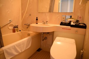 Ducha y bañera combinadas y artículos de higiene personal gratuitos