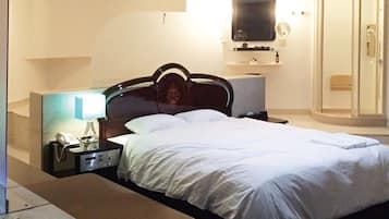 Zimmersafe, Schreibtisch, kostenloses WLAN, Bettwäsche