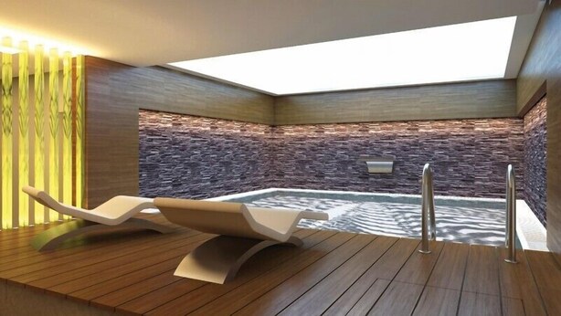 Une salle de spa moderne avec un plancher en bois, un mur en pierre et une lucarne.