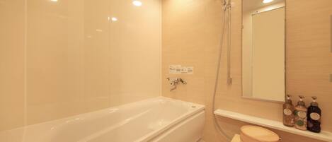 Ein modernes Badezimmer mit Badewanne, Dusche und Waschtisch.
