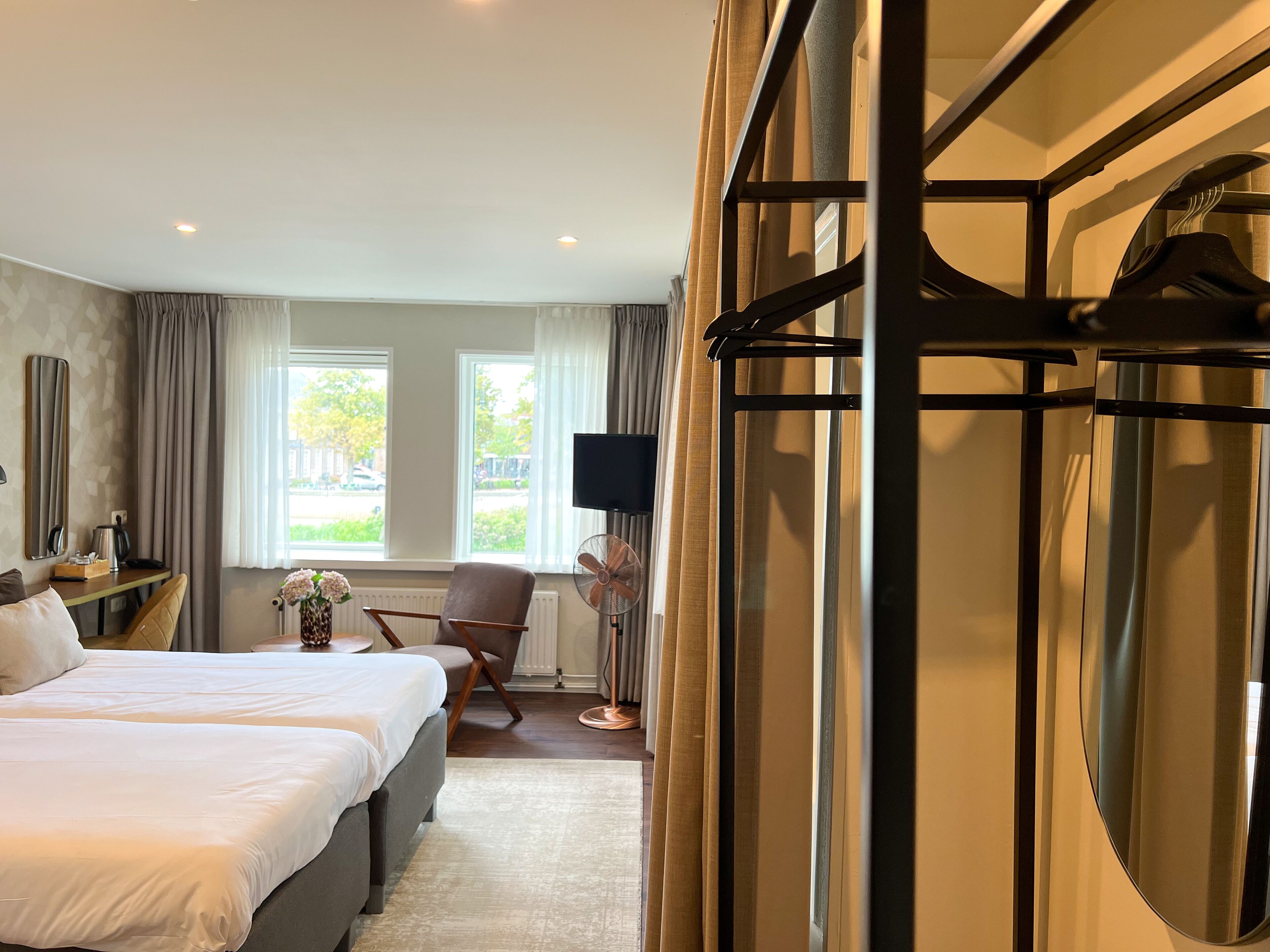 خزنة داخل الغرفة ومكتب ومكواة/لوح كي وواي فاي مجانًا