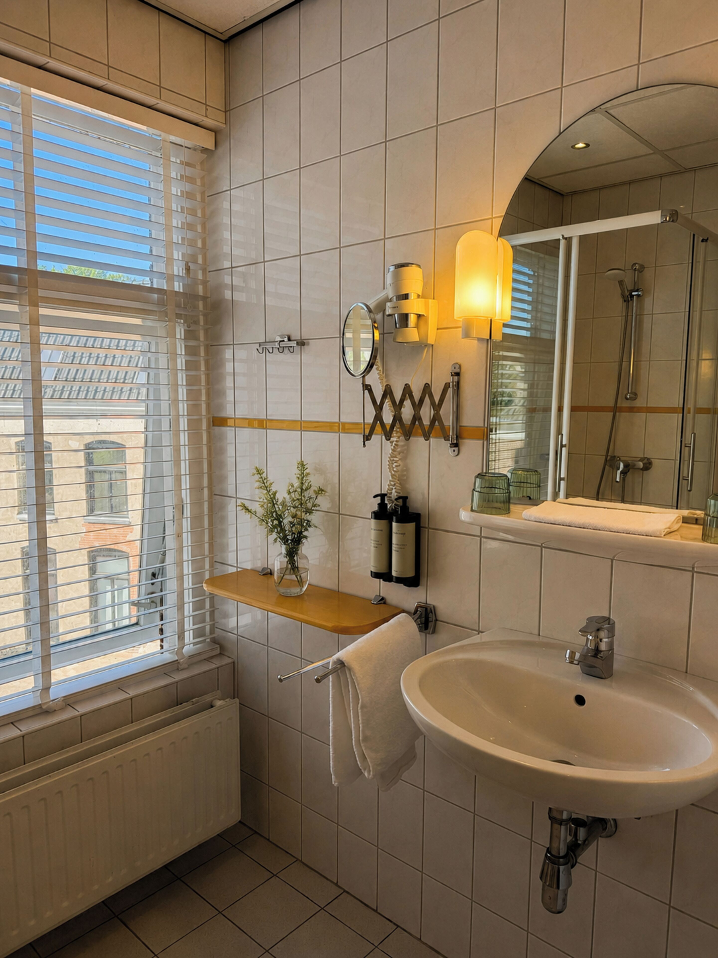 Whirlpool, Designer-Toilettenartikel, Haartrockner, Handtücher