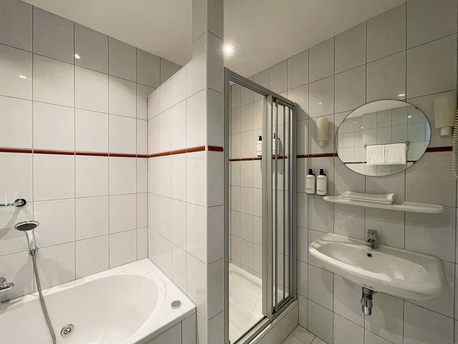 Suite (Vechtdal) | Baño | Tina de hidromasaje y amenidades de baño de diseñador 
