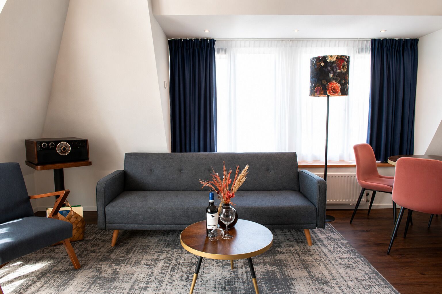 Junior Suite, Jetted Tub | In-room safe, desk, iron/ironing board (on request), WiFi (free)