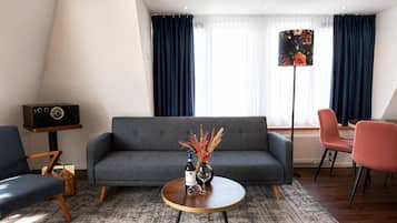 Junior Suite, Jetted Tub | In-room safe, desk, iron/ironing board (on request), WiFi (free)