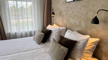 Een kluis op de kamer, een bureau, een strijkplank/strijkijzer