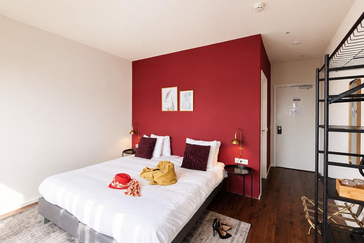 Comfort-huone | Tallelokero huoneessa, työpöytä, silitysrauta/-lauta, ilmainen Wi-Fi