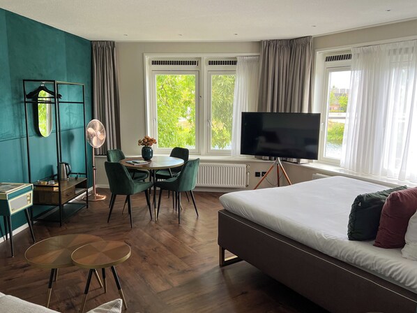 Superior Room (Vechtzicht) | In-room safe, desk, iron/ironing board, free WiFi