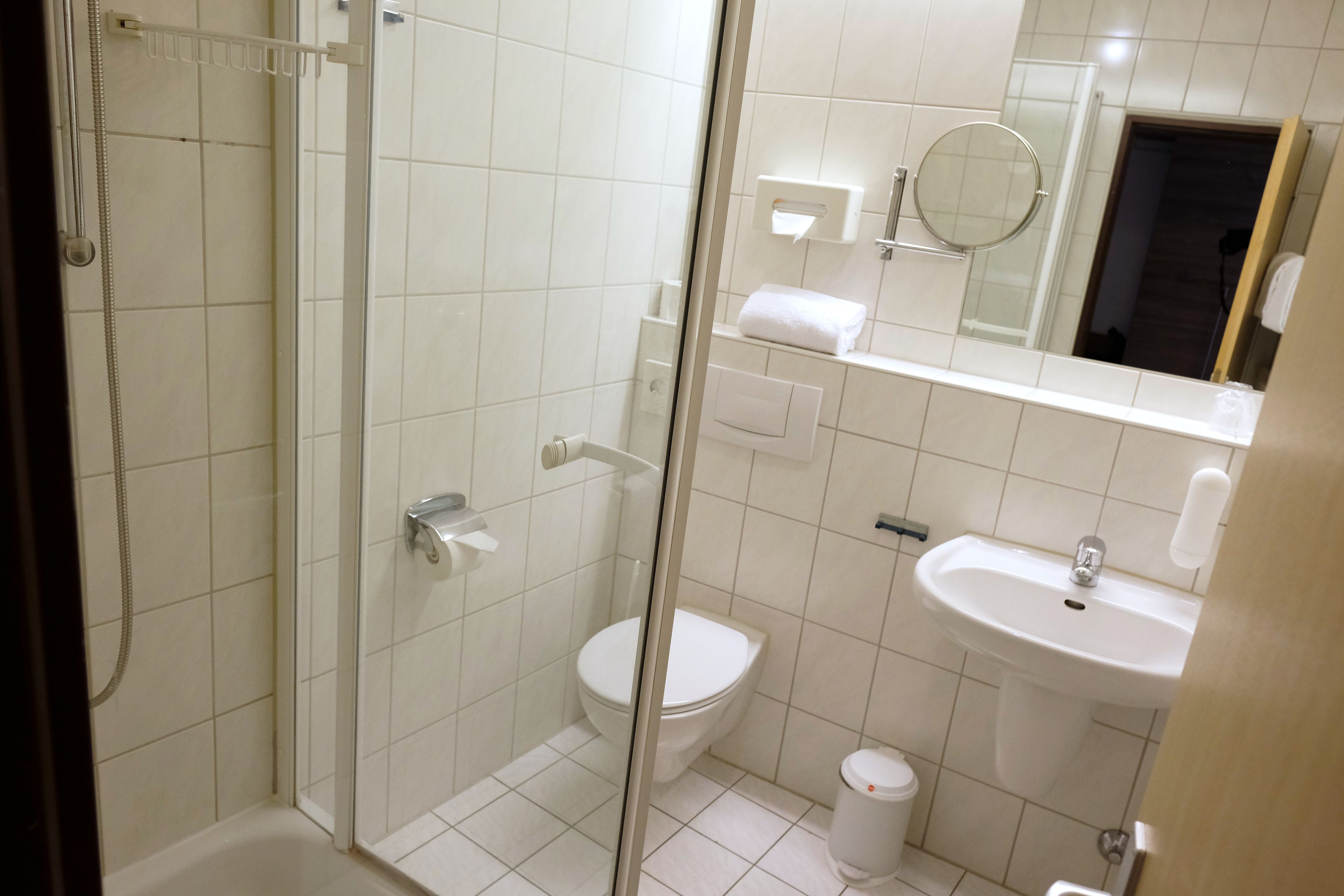 comfort quadruple room | bathroom | free toiletries, towels