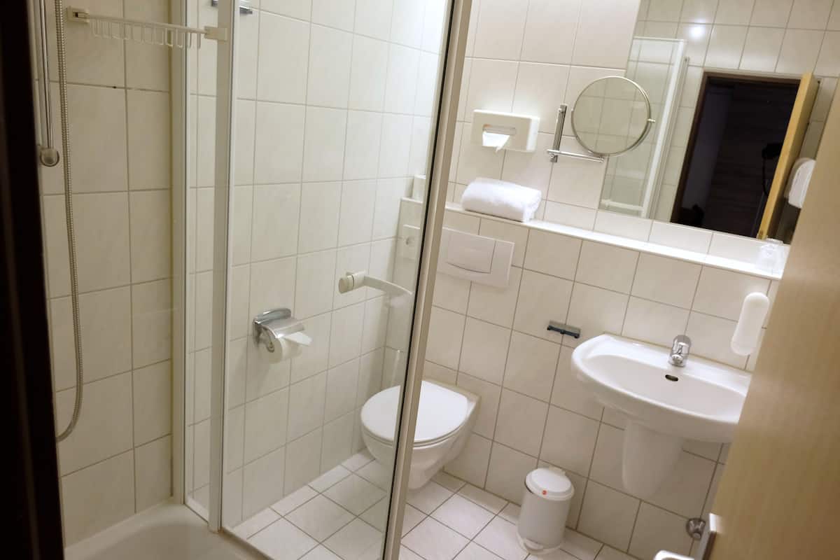 comfort quadruple room | bathroom | free toiletries, towels