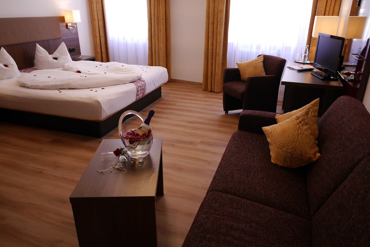 triple room | in-room safe, desk, free wifi, bed sheets