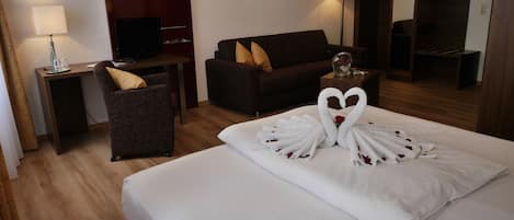 Triple Room | In-room safe, desk, free WiFi, bed sheets