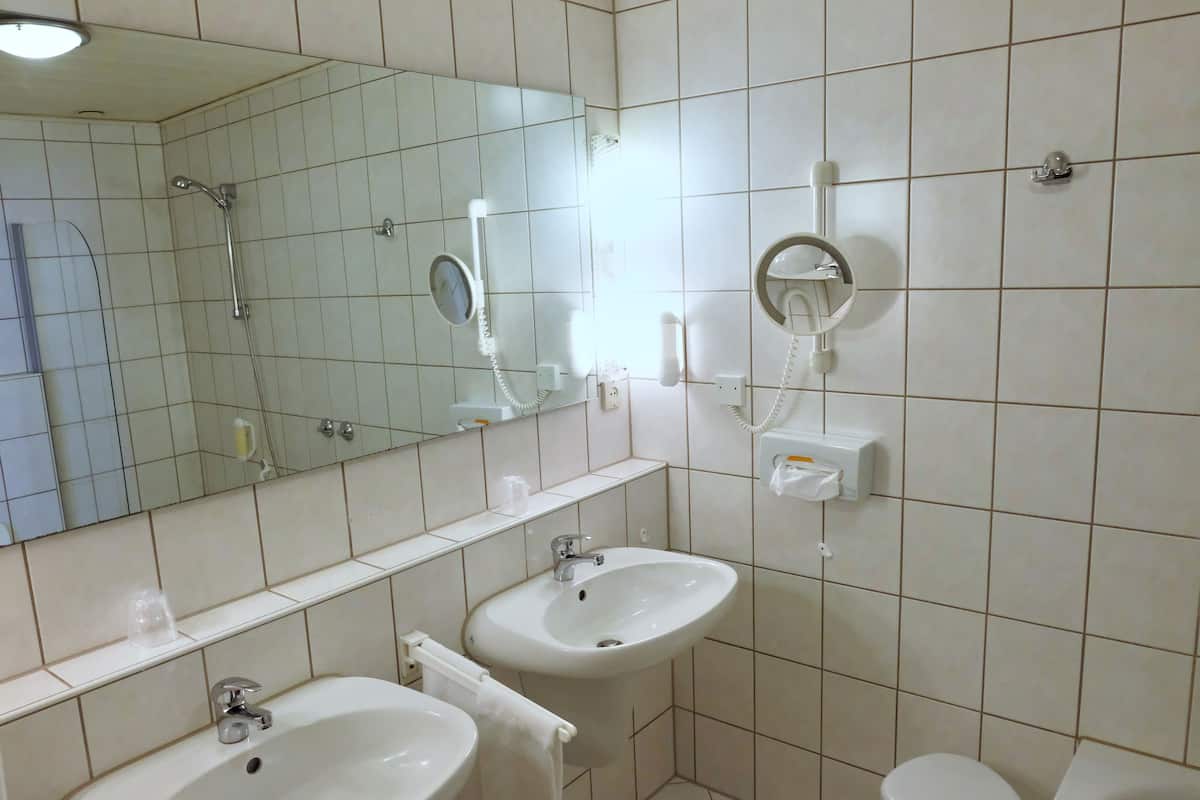 superior suite, 2 bedrooms, bathtub | bathroom | free toiletries, towels