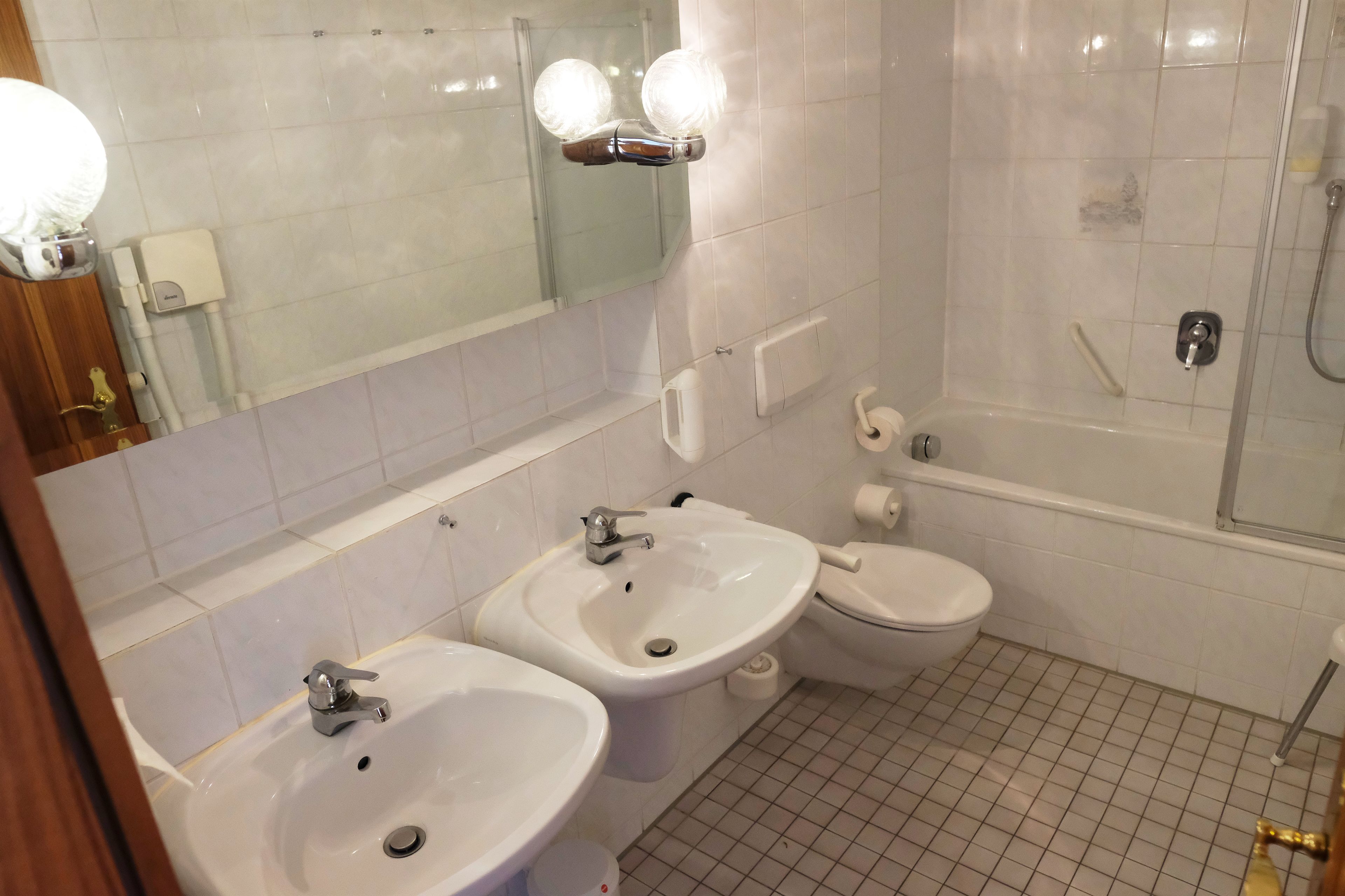 triple room | bathroom | free toiletries, towels