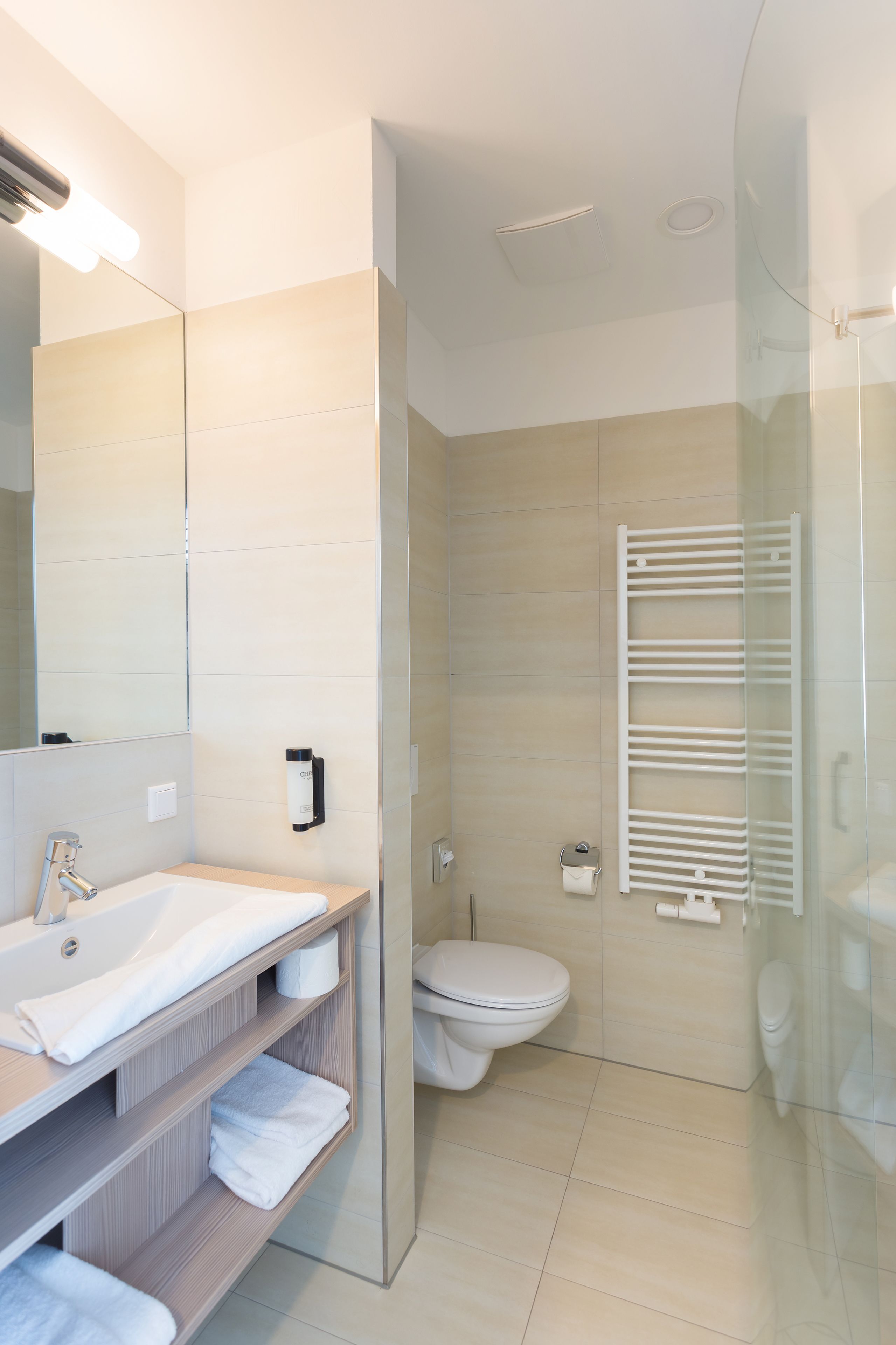 Dusche, kostenlose Toilettenartikel, Handtücher