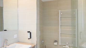 Dusche, kostenlose Toilettenartikel, HandtĂŒcher