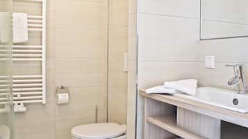 Shower, free toiletries, towels