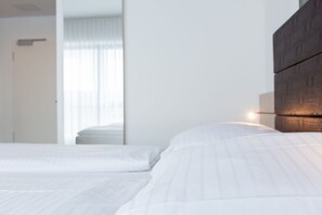Escritorio, sistema de insonorización, wifi gratis y ropa de cama 