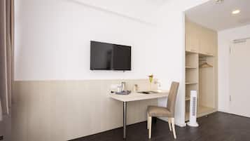 Standard Room, 1 Double Bed, Non Smoking | Desk, soundproofing, free WiFi, bed sheets