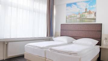 Desk, soundproofing, free WiFi, bed sheets