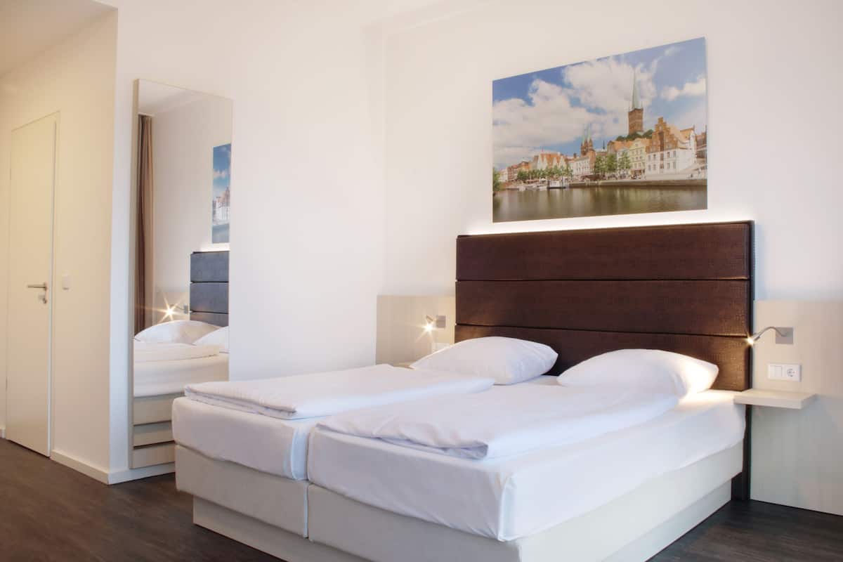 Escrivaninha, quartos à prova de som, Wi-Fi de cortesia, roupa de cama