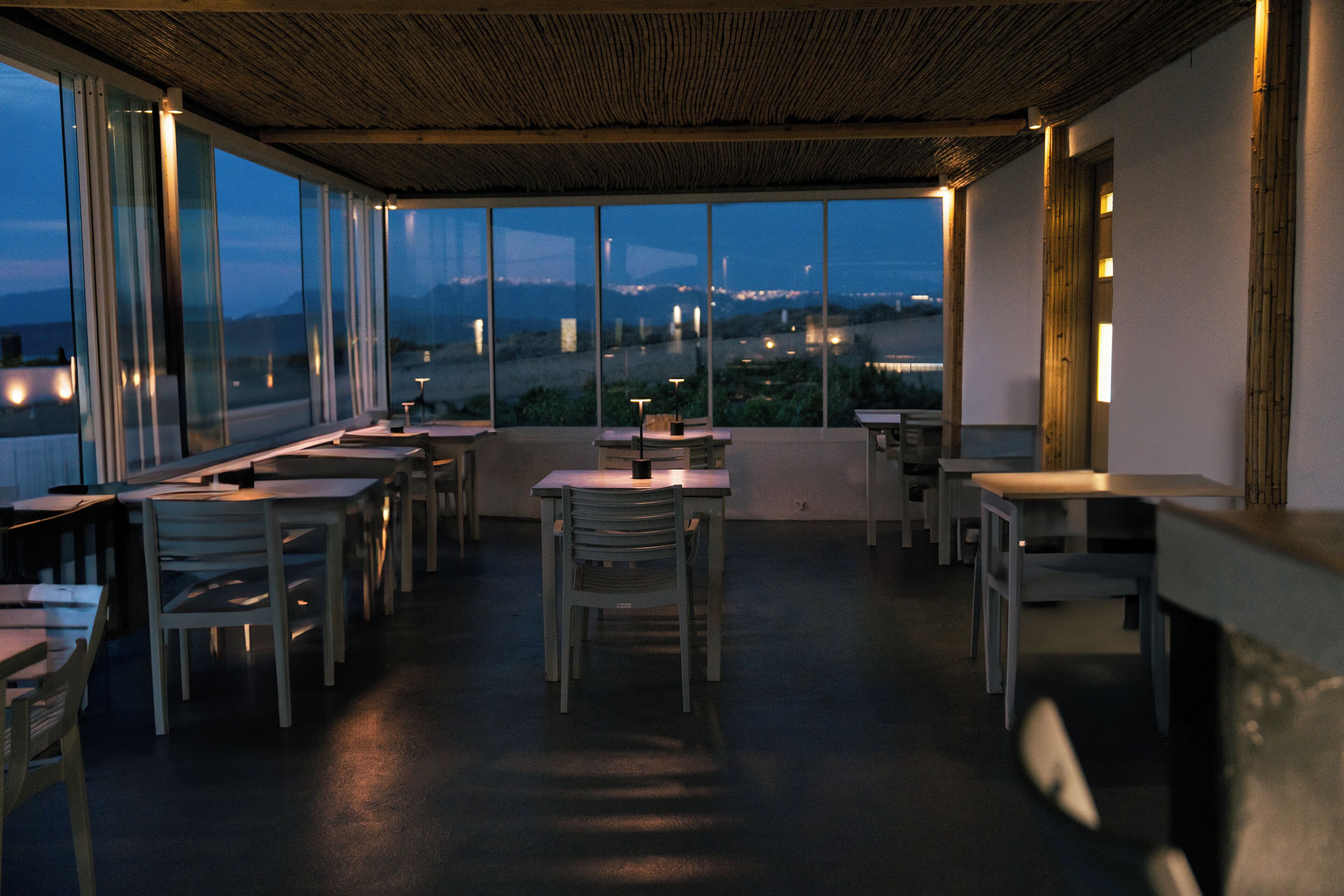 breakfast, lunch and dinner served