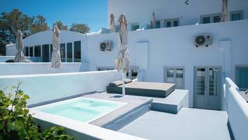 Suite Deluxe, bañera de hidromasaje (Caldera View) | Bañera de hidromasaje privada