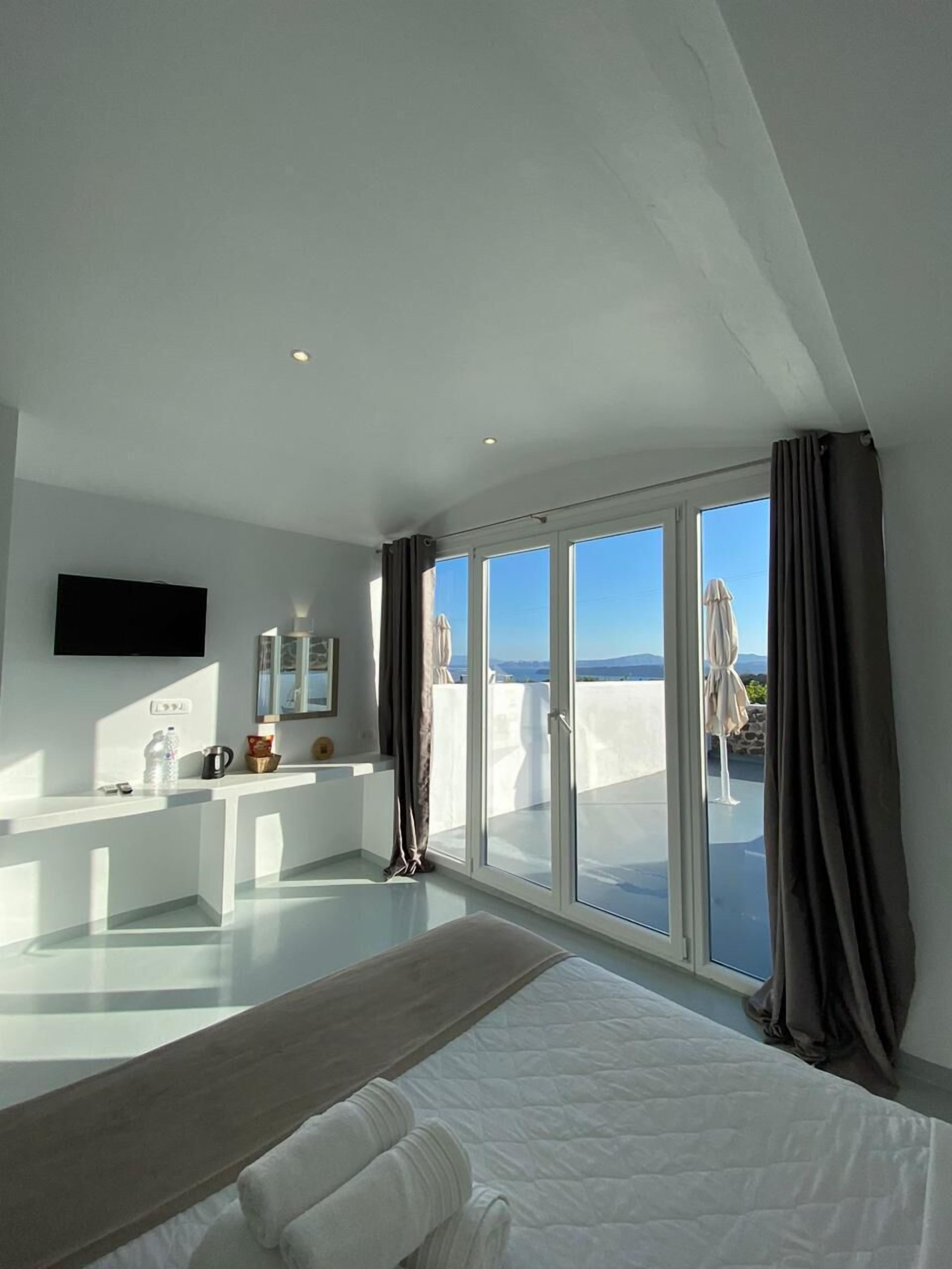 bright suite with hot tub | 1 bedroom, premium bedding, in-room safe, soundproofing