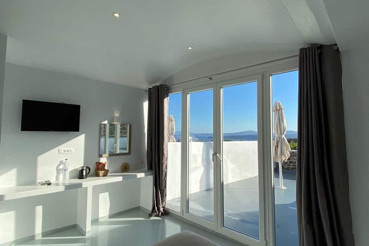 bright suite with hot tub | 1 bedroom, premium bedding, in-room safe, soundproofing