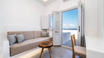 Premium Suite, Hot Tub (Caldera View) | Vardagsrum | Platt-tv