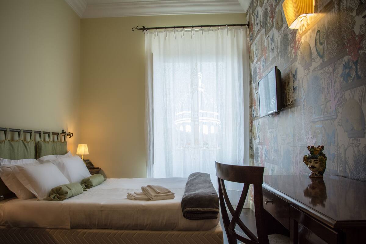 Tremannsrom – superior, 1 soverom, byutsikt | Sengetøy av topp kvalitet, minibar, safe på rommet og skrivebord