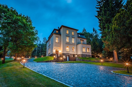 Fachada de la propiedad por la tarde o noche. Parkhotel Muldental