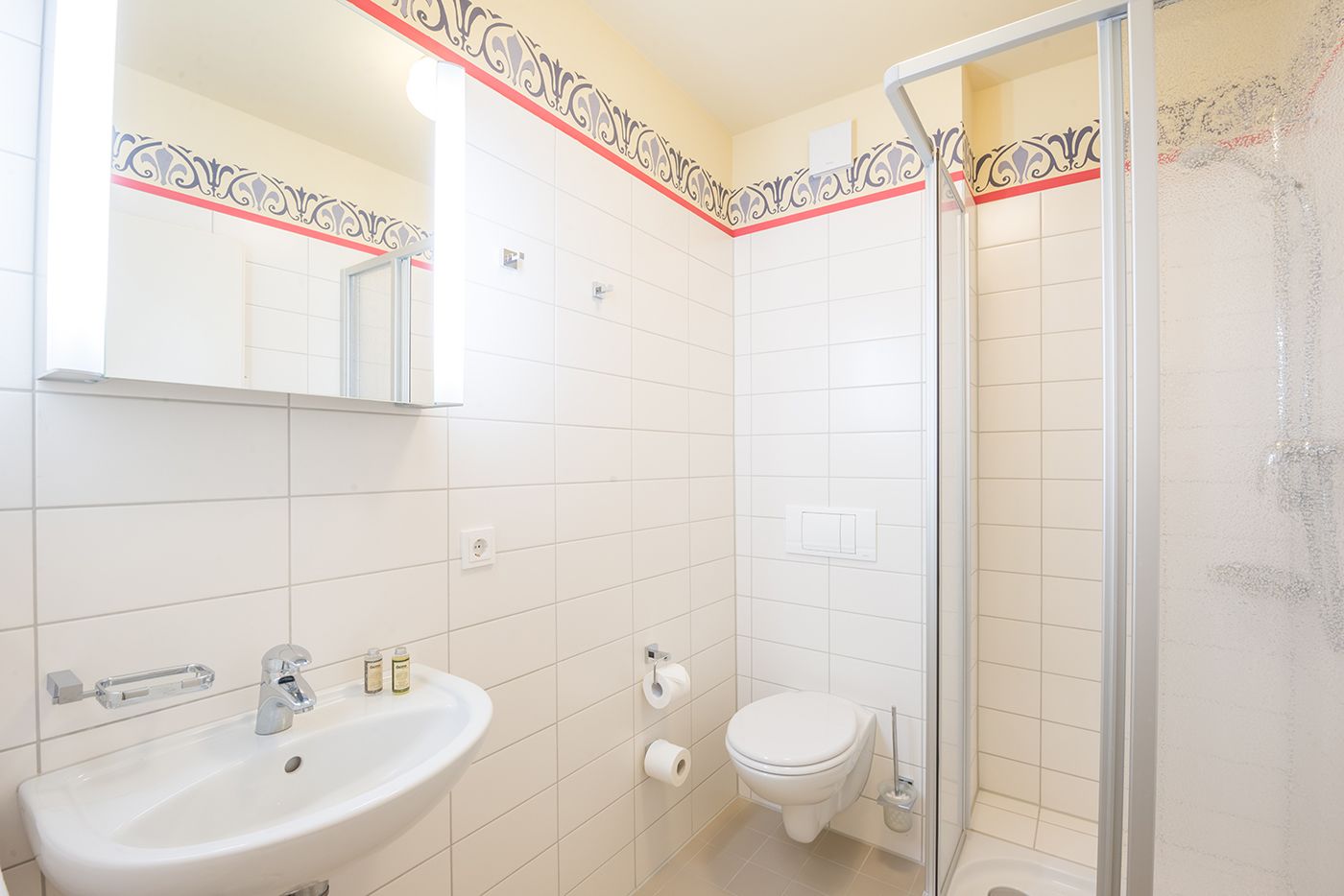 Ein Badezimmer mit Waschbecken, Toilette und Dusche.