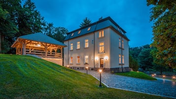 Fassade der Unterkunft – Abend/Nacht