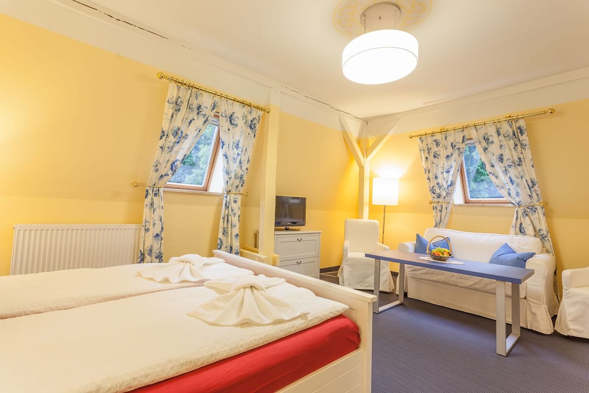 apartment, ensuite (schloss lichtenwalde) | hypo-allergenic bedding, blackout curtains, cots/infant beds, free wifi