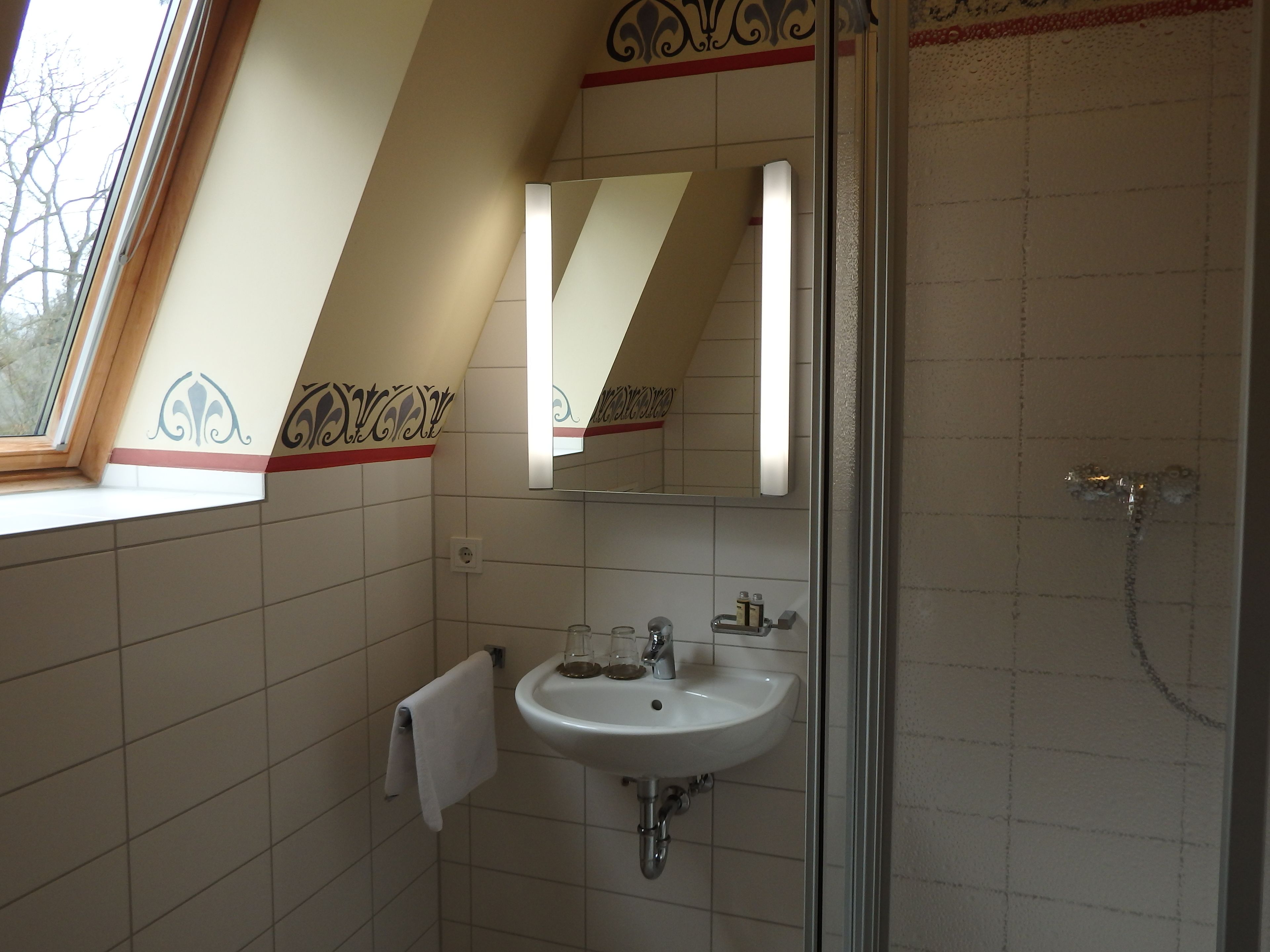 apartment, ensuite (schloss lichtenwalde) | bathroom | shower, hair dryer