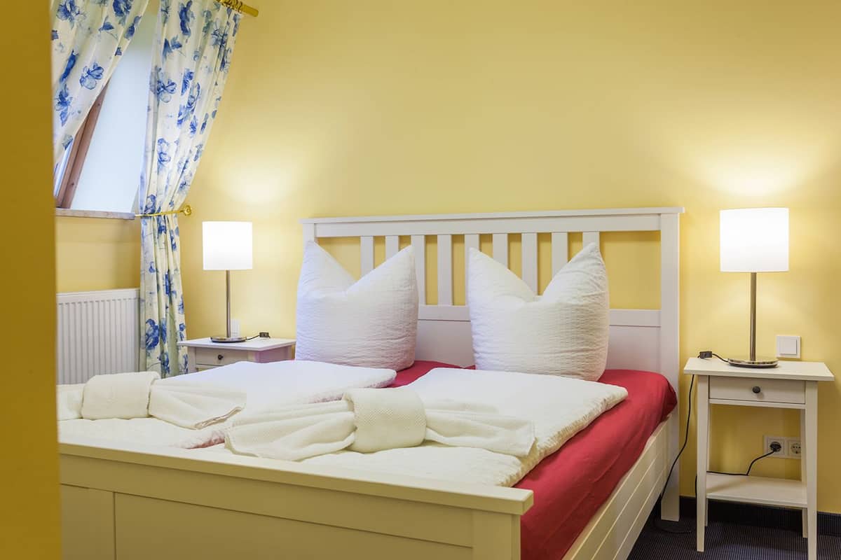 Hypo-allergenic bedding, blackout curtains, cots/infant beds, free WiFi