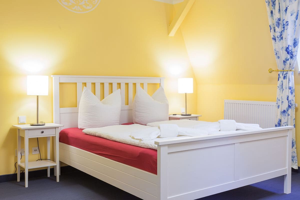 Hypo-allergenic bedding, blackout curtains, cots/infant beds, free WiFi