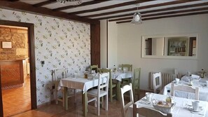Free daily continental breakfast  - Posada La Cerrá de San Roque (Santillana del Mar)