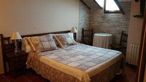 Premium bedding, down duvets, individually decorated - Posada La Cerrá de San Roque (Santillana del Mar)