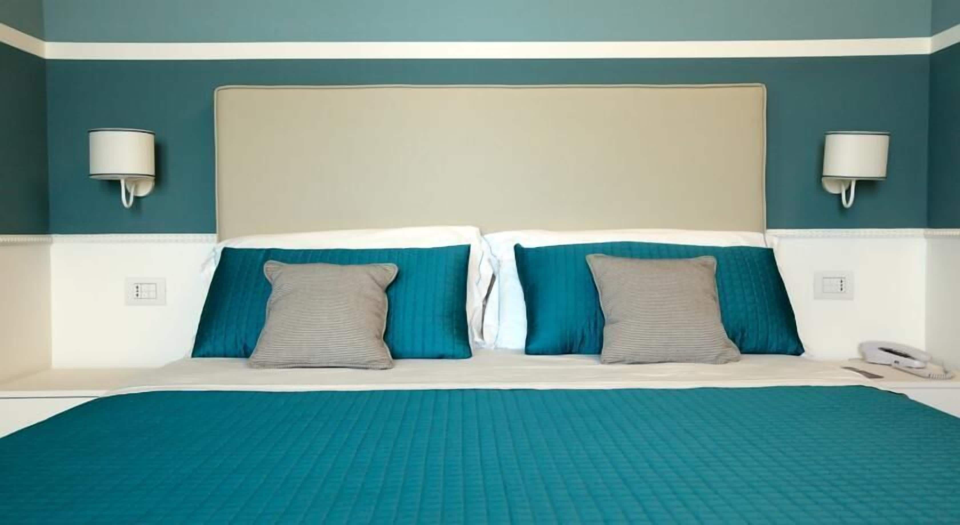 double or twin room | desk, soundproofing, cots/infant beds, free wifi