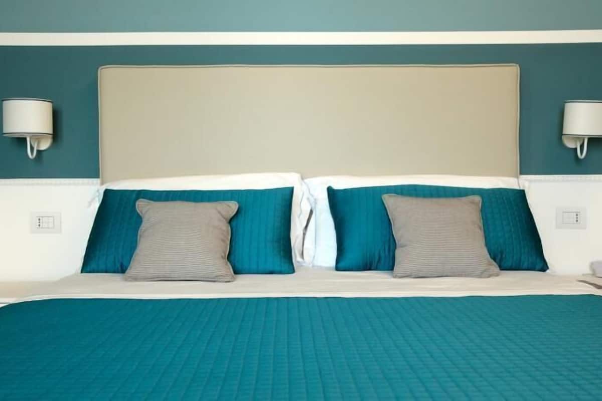 double or twin room | desk, soundproofing, cots/infant beds, free wifi