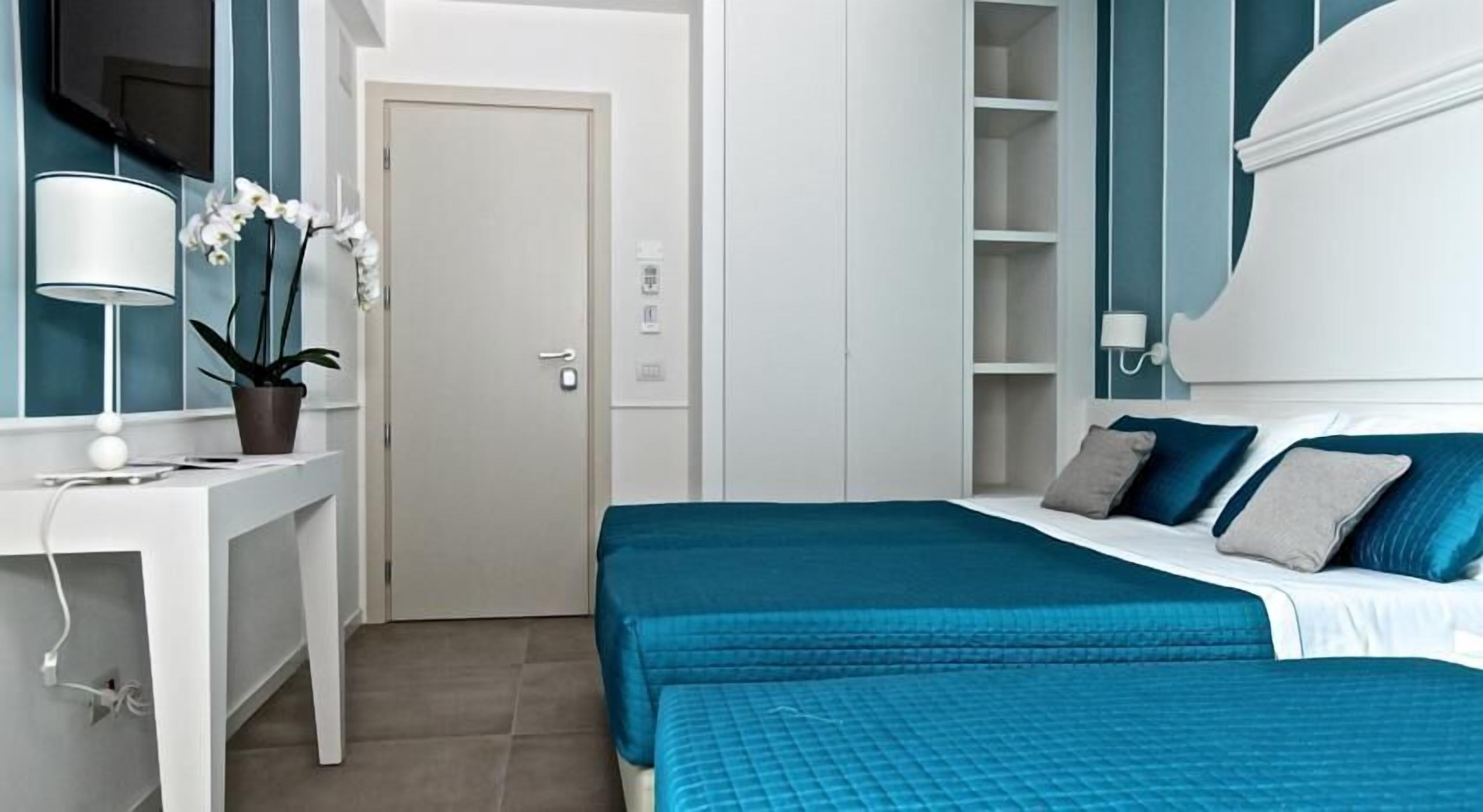 triple room | desk, soundproofing, cots/infant beds, free wifi