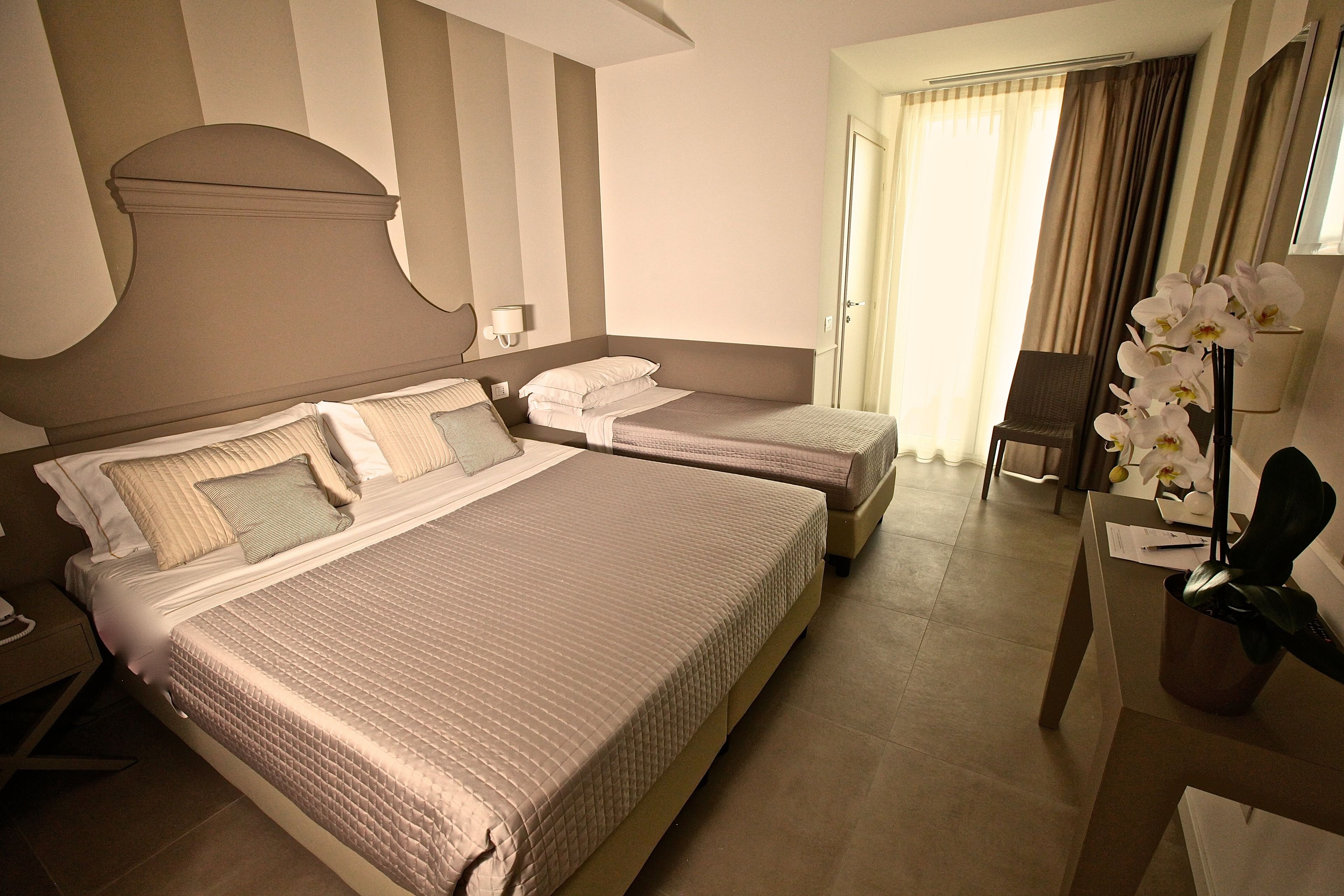 triple room | desk, soundproofing, cots/infant beds, free wifi