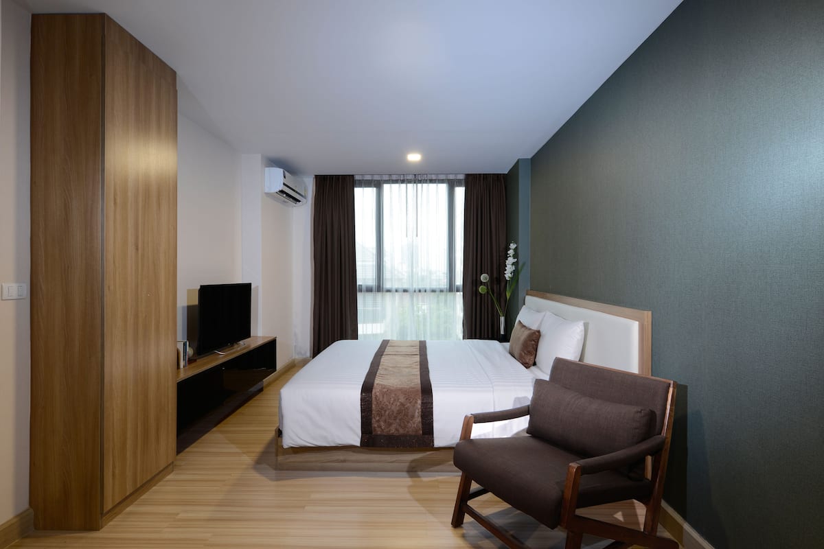 Grand Premier Room | Coffre-fort pour ordinateur portable, bureau, rideaux d’obscurcissement