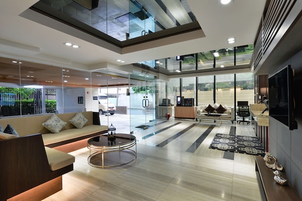 Lobby sitting area - Ten Ekamai Suites by Aspira (Bangkok)