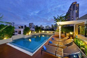 Outdoor pool, sun loungers - Ten Ekamai Suites by Aspira (Bangkok)