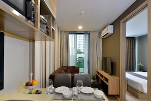 42-inch flat-screen TV with digital channels, LED TV - Ten Ekamai Suites by Aspira (Bangkok)