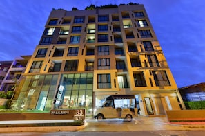 Front of property - evening/night - Ten Ekamai Suites by Aspira (Bangkok)