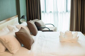 Premier Room | Tallelokero huoneessa, työpöytä, pimennysverhot, silitysrauta/-lauta